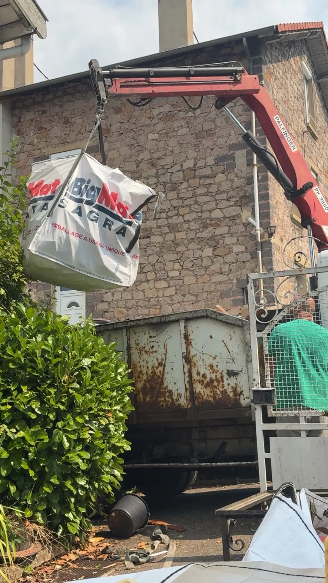 Grue chargeant un big bag de déchets