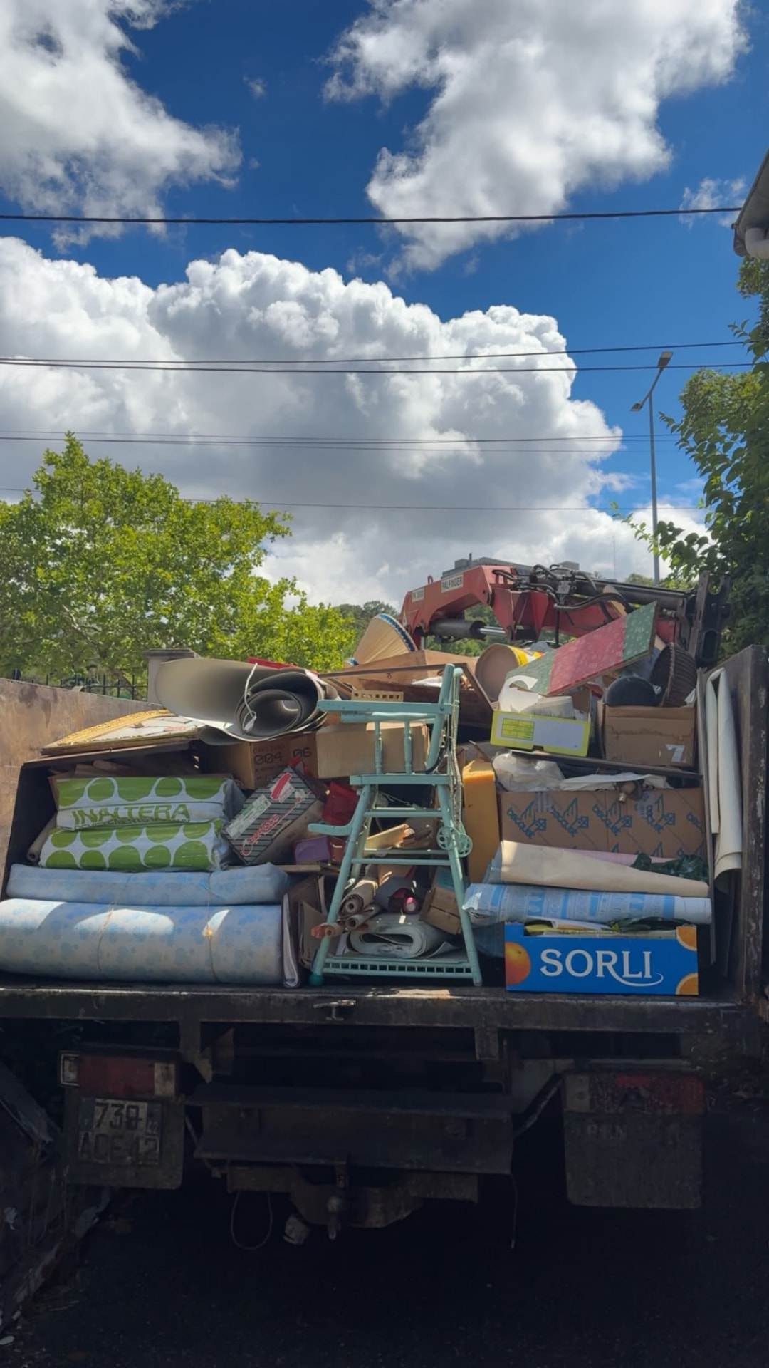 Camion de débarras chargé