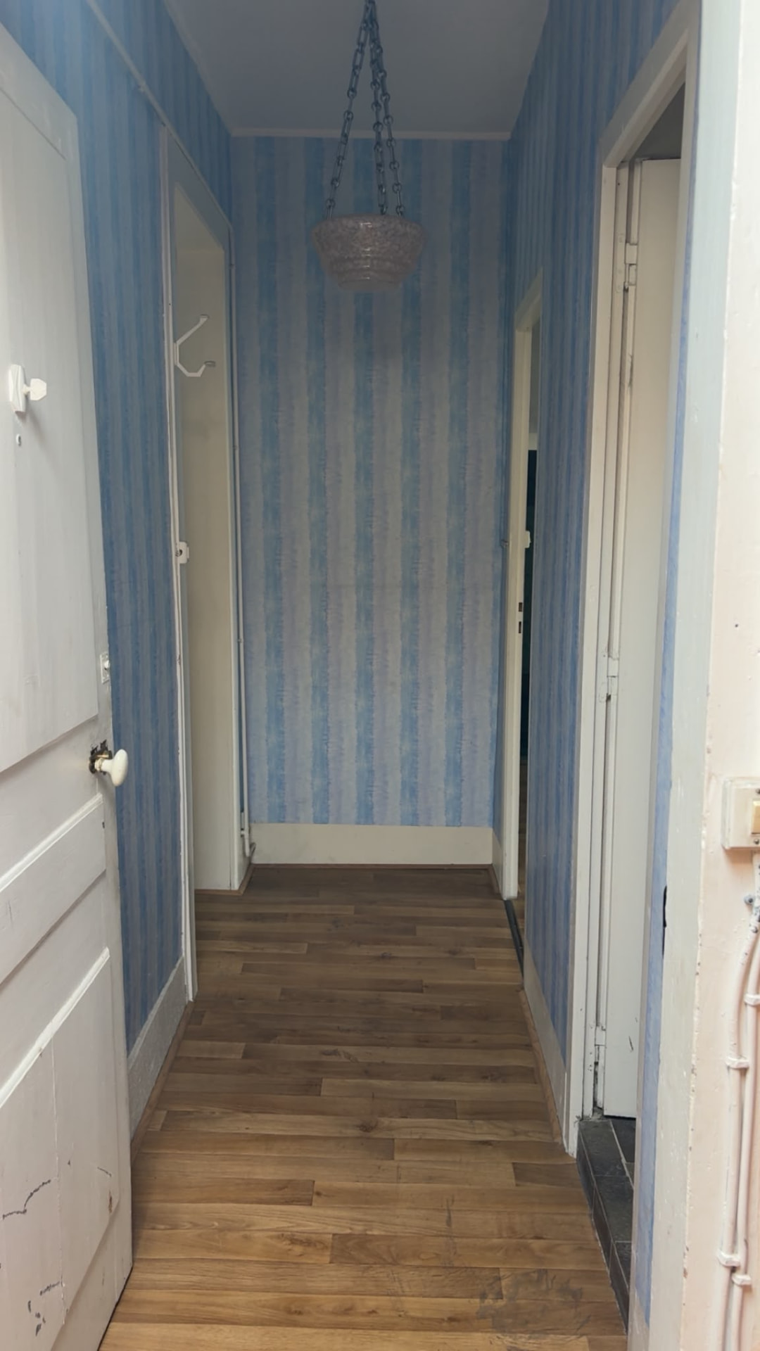 Débarras d’un couloir bleu — après