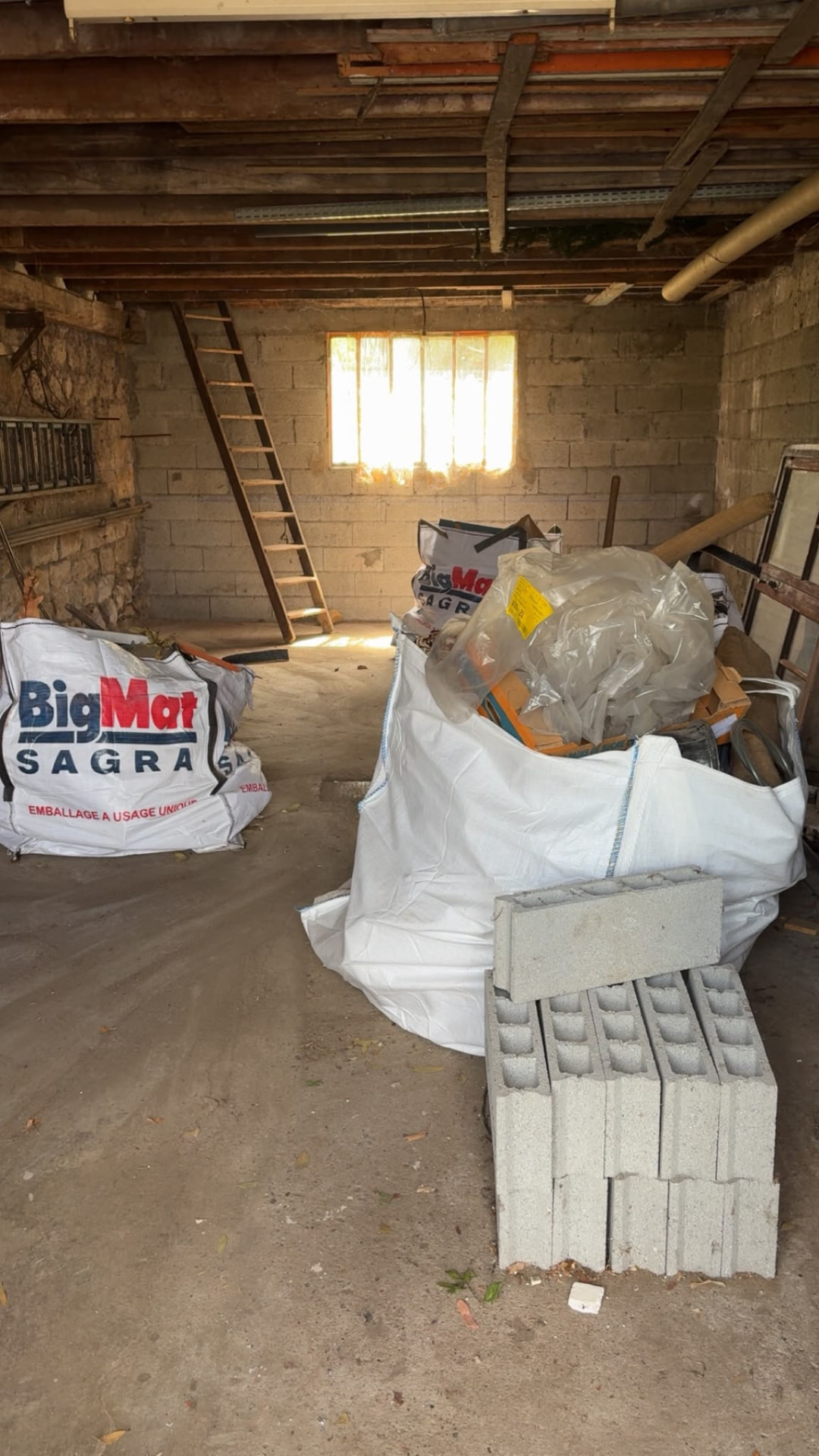 Garage en cours de débarras avec big bags