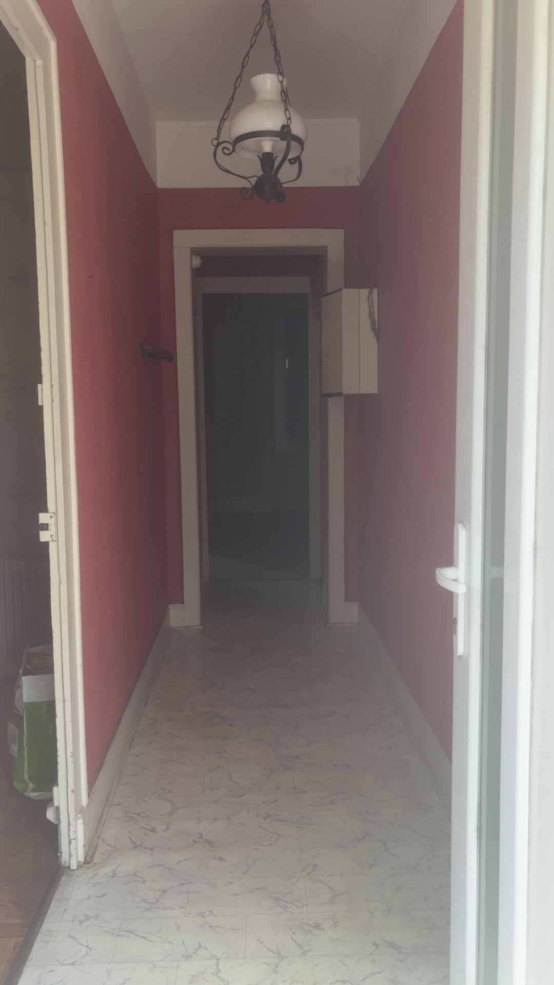 Débarras d’un couloir rose — après