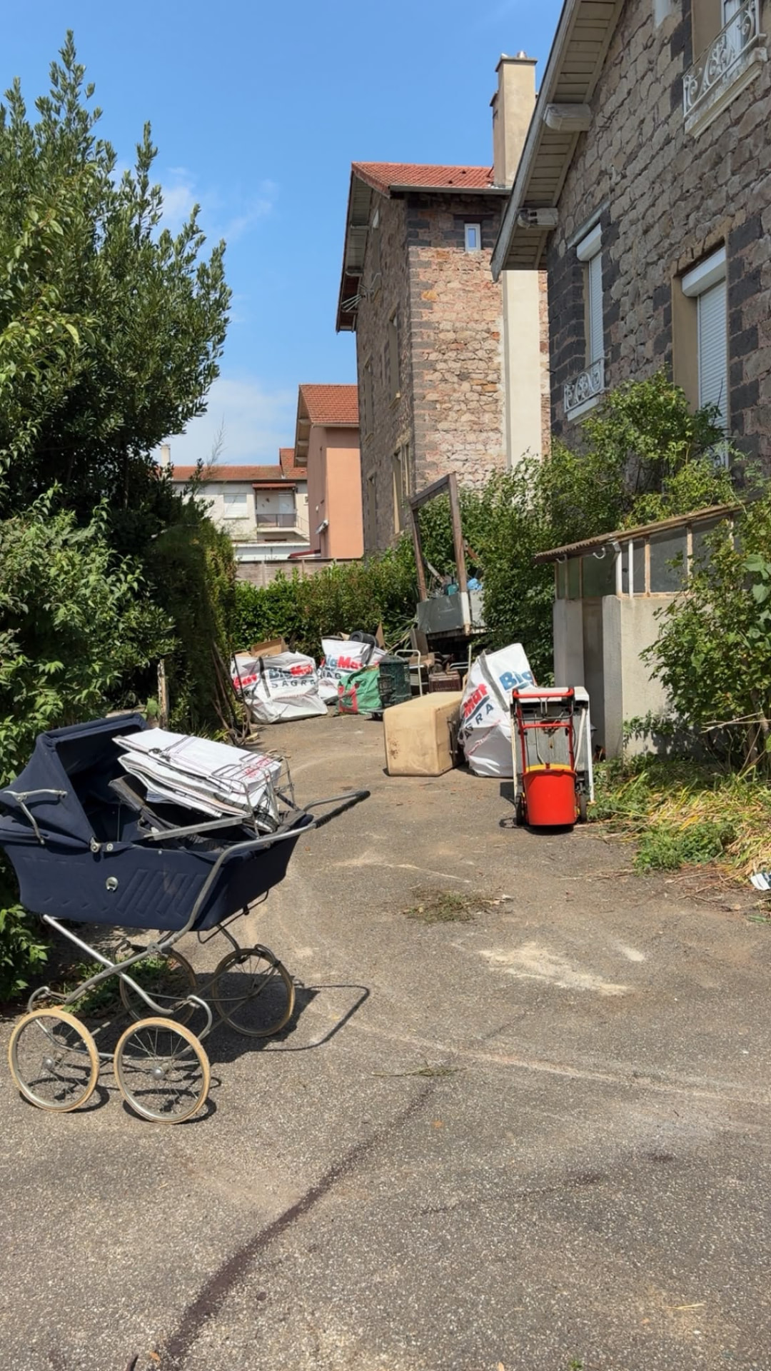 Débarras d’une cour avec ferraille — après