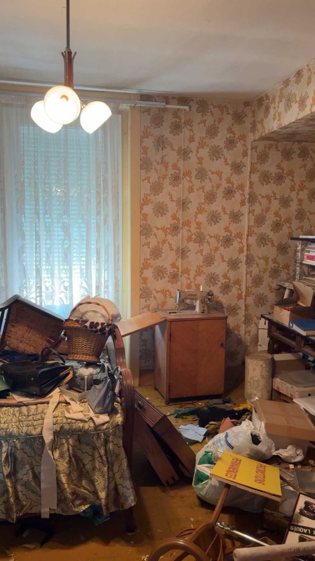 Débarras d’une chambre rose — avant