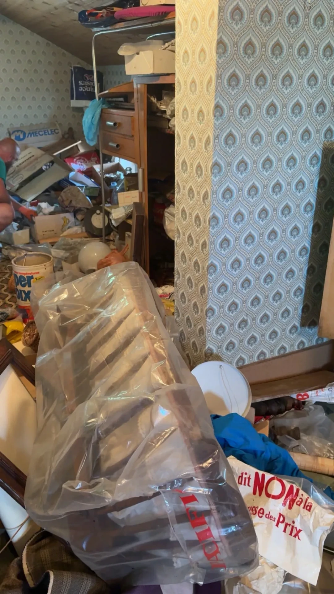 Débarras d’une pièce mansardée bleue — avant